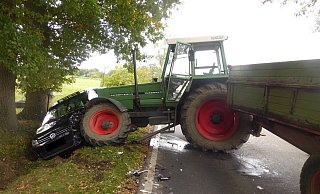 Auto und Traktor nahmen erheblichen Schaden. - Foto: Polizei Minden-Lübbecke Auto und Traktor nahmen erheblichen Schaden. - Foto: Polizei Minden-Lübbecke