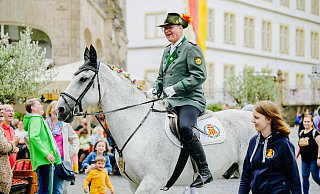 Beim Schützenfest in Paderborn ist Bernd Zengerling stets hoch zu Ross. 2025 wird er vermutlich als Oberst die Feierlichkeiten anführen. - Besim Mazhiqi Beim Schützenfest in Paderborn ist Bernd Zengerling stets hoch zu Ross. 2025 wird er vermutlich als Oberst die Feierlichkeiten anführen. - Besim Mazhiqi