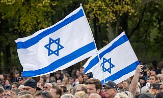 Teilnehmer der Kundgebung „Aufstehen gegen Terror, Hass und Antisemitismus – in Solidarität und Mitgefühl mit Israel“ vor dem Brandenburger Tor in Berlin. - Monika Skolimowska/dpa Teilnehmer der Kundgebung „Aufstehen gegen Terror, Hass und Antisemitismus – in Solidarität und Mitgefühl mit Israel“ vor dem Brandenburger Tor in Berlin. - Monika Skolimowska/dpa