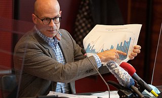 Zahlen, immer wieder Zahlen: Krisenstabsleiter Ingo Nürnberger dürfte mittlerweile für ein Mathematikstudium befähigt sein. Er präsentiert fast täglich neue Zahlen. - Oliver Krato Zahlen, immer wieder Zahlen: Krisenstabsleiter Ingo Nürnberger dürfte mittlerweile für ein Mathematikstudium befähigt sein. Er präsentiert fast täglich neue Zahlen. - Oliver Krato