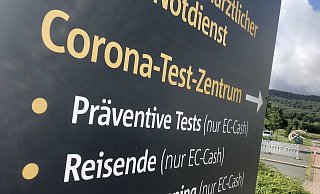 Im Corona-Testzentrum Minden, das aus Containern besteht, die vor dem Johannes Wesling Klinikum Minden stehen, werden an sieben Tagen pro Woche Corona-Abstriche genommen. - Thomas Lieske Im Corona-Testzentrum Minden, das aus Containern besteht, die vor dem Johannes Wesling Klinikum Minden stehen, werden an sieben Tagen pro Woche Corona-Abstriche genommen. - Thomas Lieske