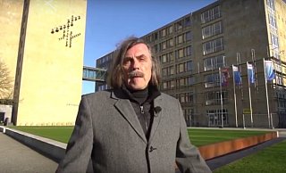 Bürgermeister Norbert "Nobby" Morkes startet seinen Video-Rundgang durch Gütersloh vor dem Rathaus. - Screenshot/Stadt Gütersloh Bürgermeister Norbert "Nobby" Morkes startet seinen Video-Rundgang durch Gütersloh vor dem Rathaus. - Screenshot/Stadt Gütersloh