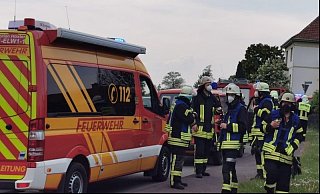 Das Feuer in Ottbergen hatten die Feuerwehrleute nach rund 20 Minuten unter Kontrolle. - Feuerwehr Höxter Das Feuer in Ottbergen hatten die Feuerwehrleute nach rund 20 Minuten unter Kontrolle. - Feuerwehr Höxter