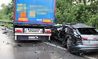 Der Audi wurde beim Unfall auf der B252 zwischen Lkw und Leitplanke eingeklemmt. - Polizei Höxter Der Audi wurde beim Unfall auf der B252 zwischen Lkw und Leitplanke eingeklemmt. - Polizei Höxter