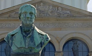 Hinter der angelaufenen Büste von Carl von Oeynhausen thront im Giebeldreieck des Badehauses I die Hygieia, die griechische Göttin der Heilkunst. Sie zierte einst auch das Stadtwappen. - Thorsten Gödecker Hinter der angelaufenen Büste von Carl von Oeynhausen thront im Giebeldreieck des Badehauses I die Hygieia, die griechische Göttin der Heilkunst. Sie zierte einst auch das Stadtwappen. - Thorsten Gödecker