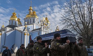 Soldatenbegräbnisse sind für die Ukraine trauriger Alltag. (Archivbild) - Efrem Lukatsky/AP/dpa Soldatenbegräbnisse sind für die Ukraine trauriger Alltag. (Archivbild) - Efrem Lukatsky/AP/dpa