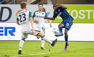 Ilyas Ansah zieht ab und schlenzt den Ball zum 2:1 ins lange Eck. Hannovers Abwehrchef Marcel Halstenberg (l.) kommt zu spät. - dpa Ilyas Ansah zieht ab und schlenzt den Ball zum 2:1 ins lange Eck. Hannovers Abwehrchef Marcel Halstenberg (l.) kommt zu spät. - dpa