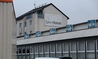 Das Sporthotel sollte nach Jahre langem Leerstand eigentlich schon in diesen Sommerferien die ersten Eishockey-Spieler beherbergen. - Corina Lass Das Sporthotel sollte nach Jahre langem Leerstand eigentlich schon in diesen Sommerferien die ersten Eishockey-Spieler beherbergen. - Corina Lass