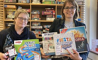 Die Bibliothekscheffinnen Nicole Seregin (l.) und Stefanie Redecker vor der riesigen Auswahl von Gesellschaftsspielen, die aktuell in der Herforder Stadtbibliothek ausleihabr sind. - Matthias Bungeroth Die Bibliothekscheffinnen Nicole Seregin (l.) und Stefanie Redecker vor der riesigen Auswahl von Gesellschaftsspielen, die aktuell in der Herforder Stadtbibliothek ausleihabr sind. - Matthias Bungeroth
