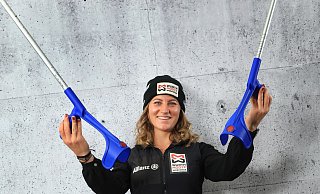 Derzeit an Krücken: Snowboarderin Ramona Hofmeister - Karl-Josef Hildenbrand/dpa Derzeit an Krücken: Snowboarderin Ramona Hofmeister - Karl-Josef Hildenbrand/dpa
