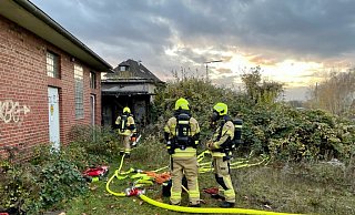 Einsatzkräfte der Paderborner Feuerwehr hatten den Brand in der früheren Kegelbahn an der Wollmarktstraße rasch gelöscht. - Ralph Meyer Einsatzkräfte der Paderborner Feuerwehr hatten den Brand in der früheren Kegelbahn an der Wollmarktstraße rasch gelöscht. - Ralph Meyer