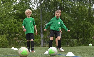 Fußballtraining ist zu zweit erlaubt, mit der Mannschaft wohl auch weiterhin nicht. Foto: Jens Dünhölter - Jens Dünhölter Fußballtraining ist zu zweit erlaubt, mit der Mannschaft wohl auch weiterhin nicht. Foto: Jens Dünhölter - Jens Dünhölter