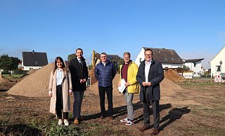 Valeria Usatschov, (v.l.), Patrick Zahn. Thomas Luer, Jens Grove (Teamleiter Bauangelegenheiten) und Lars Bökenkröger präsentieren das neue Baugebiet. - Heidi Froreich Valeria Usatschov, (v.l.), Patrick Zahn. Thomas Luer, Jens Grove (Teamleiter Bauangelegenheiten) und Lars Bökenkröger präsentieren das neue Baugebiet. - Heidi Froreich