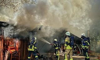 Das Feuer zerstörte den Schuppen komplett. - Feuerwehr Brakel Das Feuer zerstörte den Schuppen komplett. - Feuerwehr Brakel