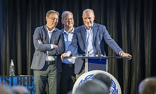 Präsident Rainer Schütte (v.r.), Hans-Wilhelm Beckmann und Rainer Kobusch (Vizepräsident und Schatzmeister) bilden bis 2027 das Präsidium von Arminia Bielefeld. - Sarah Jonek Präsident Rainer Schütte (v.r.), Hans-Wilhelm Beckmann und Rainer Kobusch (Vizepräsident und Schatzmeister) bilden bis 2027 das Präsidium von Arminia Bielefeld. - Sarah Jonek