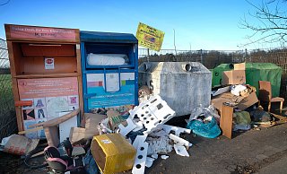 Ein aktueller Fall: Dieser Container-Standort an der Rhedaer Straße in Gütersloh ist am Freitag in einem bedauernswerten Zustand vorgefunden worden. - Andreas Frücht Ein aktueller Fall: Dieser Container-Standort an der Rhedaer Straße in Gütersloh ist am Freitag in einem bedauernswerten Zustand vorgefunden worden. - Andreas Frücht