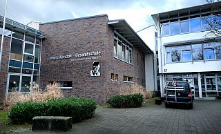 Die Janusz Korczak Gesamtschule in Gütersloh. Seit Jahren warten Lehrer und Schüler auf einen Ausbau der Schule. Momentan herrscht hier Platzmangel. - Andreas Frücht Die Janusz Korczak Gesamtschule in Gütersloh. Seit Jahren warten Lehrer und Schüler auf einen Ausbau der Schule. Momentan herrscht hier Platzmangel. - Andreas Frücht