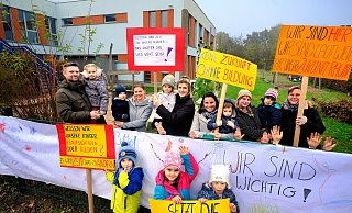 Keine Zukunft ohne Bildung: Eltern und Kinder der Kita Kopernikus protestieren gegen die geplanten Kürzungen der Landesregierung – auch wenn sie nicht in der Landeshauptstadt vor Ort sein können. Foto: Andreas Frücht - Andreas Frücht Keine Zukunft ohne Bildung: Eltern und Kinder der Kita Kopernikus protestieren gegen die geplanten Kürzungen der Landesregierung – auch wenn sie nicht in der Landeshauptstadt vor Ort sein können. Foto: Andreas Frücht - Andreas Frücht