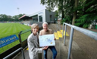 Am Tag vor dem Spitzenspiel gegen den 1. FC Bocholt präsentierten Architektin Birgit Melisch und Vereinsvorstand Hans-Hermann Kirschner die Pläne für die Erweiterung des VIP-Bereiches. - Andreas Frücht Am Tag vor dem Spitzenspiel gegen den 1. FC Bocholt präsentierten Architektin Birgit Melisch und Vereinsvorstand Hans-Hermann Kirschner die Pläne für die Erweiterung des VIP-Bereiches. - Andreas Frücht