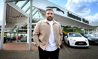 Der neue Schriftzug hängt schon: Das Autozentrum Gütersloh von Kadir Aksoy ist an den Stadtring Nordhorn 123 in die ehemaligen Räume des Economy-Service-Centers von Mense gezogen. - Andreas Frücht Der neue Schriftzug hängt schon: Das Autozentrum Gütersloh von Kadir Aksoy ist an den Stadtring Nordhorn 123 in die ehemaligen Räume des Economy-Service-Centers von Mense gezogen. - Andreas Frücht