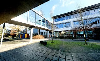 Eine Schülerin der Janusz-Korczak-Gesamtschule in Gütersloh entdeckte an einer Toilettenwand eine Schmiererei, die polizeilich überprüft werden musste. - Andreas Frücht Eine Schülerin der Janusz-Korczak-Gesamtschule in Gütersloh entdeckte an einer Toilettenwand eine Schmiererei, die polizeilich überprüft werden musste. - Andreas Frücht