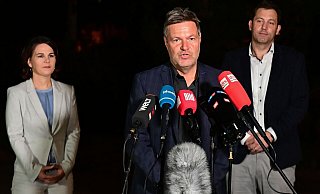 Grünen-Chef Robert Habeck (M.), Grünen-Chefin Annalena Baerbock (l.) and SPD-Generalsekretär Lars Klingbeil (r.) nach dem Sondierungsgespräch ihrer Parteien. - AFP Grünen-Chef Robert Habeck (M.), Grünen-Chefin Annalena Baerbock (l.) and SPD-Generalsekretär Lars Klingbeil (r.) nach dem Sondierungsgespräch ihrer Parteien. - AFP