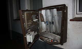 Zerstört: Der Zigarettenautomat in Brenkhausen. - Polizei Zerstört: Der Zigarettenautomat in Brenkhausen. - Polizei