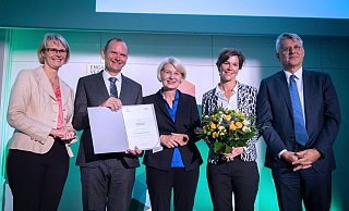 Preisverleihung: Jürgen Krahl, Vorstandsvorsitzender der Stiftung Studienfonds OWL und Präsident der Technischen Hochschule OWL mit der Urkunde, Ingeborg Schramm-Wölk, Vorstandsmitglied der Stiftung Studienfonds OWL und Präsidentin der Fachhochschule Bielefeld (Mitte) , Katja Urhahne, Geschäftsführerin der Stiftung Studienfonds OWL (2. v. r.), Bundesbildungsministerin Anja Karliczek (l.) und Volker Meyer-Guckel, stellvertretender Generalsekretär des Stifterverbandes für die Deutsche Wissenschaft (r.). - BMBF/Hans-Joachim Rickel Preisverleihung: Jürgen Krahl, Vorstandsvorsitzender der Stiftung Studienfonds OWL und Präsident der Technischen Hochschule OWL mit der Urkunde, Ingeborg Schramm-Wölk, Vorstandsmitglied der Stiftung Studienfonds OWL und Präsidentin der Fachhochschule Bielefeld (Mitte) , Katja Urhahne, Geschäftsführerin der Stiftung Studienfonds OWL (2. v. r.), Bundesbildungsministerin Anja Karliczek (l.) und Volker Meyer-Guckel, stellvertretender Generalsekretär des Stifterverbandes für die Deutsche Wissenschaft (r.). - BMBF/Hans-Joachim Rickel