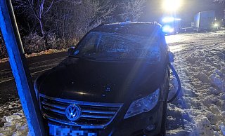 Tödlicher Unfall bei Willebadessen: Der Tiguan rollte nach der Kollision mit dem Lkw gegen ein Verkehrsschild. - Burkhard Battran Tödlicher Unfall bei Willebadessen: Der Tiguan rollte nach der Kollision mit dem Lkw gegen ein Verkehrsschild. - Burkhard Battran