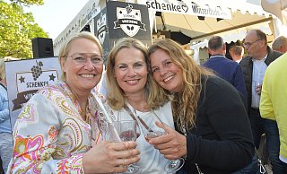 Ladys-Night: Nicole Stiemke-Titgemeyer, Barbara Elbracht und Nicole Fahlke-Horstmann (v.L.) verbrachten am Samstag einen tollen Abend beim Weinmarkt. - Jens Dünhölter Ladys-Night: Nicole Stiemke-Titgemeyer, Barbara Elbracht und Nicole Fahlke-Horstmann (v.L.) verbrachten am Samstag einen tollen Abend beim Weinmarkt. - Jens Dünhölter