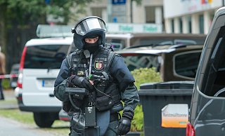 SEK-Beamte stümten die Warburger Wohnung und fixierten den randalierenden Mann. - Andreas Zobe (Symbolbild) SEK-Beamte stümten die Warburger Wohnung und fixierten den randalierenden Mann. - Andreas Zobe (Symbolbild)