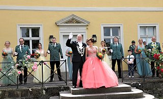 König Ulrich Nolte und seine Königin Ursula Grewe mit ihrem Hofstaat vor der Kulisse des Bökerhofes. - Simone Flörke König Ulrich Nolte und seine Königin Ursula Grewe mit ihrem Hofstaat vor der Kulisse des Bökerhofes. - Simone Flörke