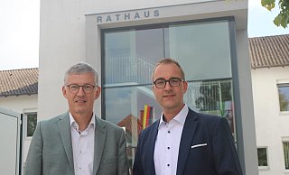 Wahlgewinner Bernd Dumcke (SPD, l.) und Wahlverlierer Lars Hartwig (CDU) betonten schon kurz nach dem Verkünden des Wahlergebnisses, weiterhin den Austausch miteinander suchen zu wollen. - Jan-Henrik Gerdener Wahlgewinner Bernd Dumcke (SPD, l.) und Wahlverlierer Lars Hartwig (CDU) betonten schon kurz nach dem Verkünden des Wahlergebnisses, weiterhin den Austausch miteinander suchen zu wollen. - Jan-Henrik Gerdener
