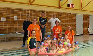 Petra Erger, Leiterin des Jugendamtes (hinten v.l.), Ulrich Kramer (1. Paderborner SV), und Sportdezernent Wolfgang Walter. Davor Sabine Lück (Leiterin Kita Wiesengrund) mit ihren Mitarbeiterinnen Sabrina Bobbert und Dorothee Willeke-Woste und die Kinder der Kita Wiesengrund. - Stadt Paderborn Petra Erger, Leiterin des Jugendamtes (hinten v.l.), Ulrich Kramer (1. Paderborner SV), und Sportdezernent Wolfgang Walter. Davor Sabine Lück (Leiterin Kita Wiesengrund) mit ihren Mitarbeiterinnen Sabrina Bobbert und Dorothee Willeke-Woste und die Kinder der Kita Wiesengrund. - Stadt Paderborn