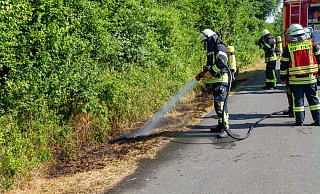 In Barkhausen an der Osterfeldstraße/Weserufer brannte die Böschung. - Feuerwehr Porta/Michael Horst In Barkhausen an der Osterfeldstraße/Weserufer brannte die Böschung. - Feuerwehr Porta/Michael Horst