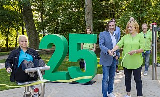 Ein Geschenk der Bürgerstiftung für Gütersloh: Bürgermeister Norbert Morkes und Brigitte Büscher, Vorstandssprecherin der Stiftung, gaben den neuen Bürger-Fitness-Parcours im Stadtpark frei. - Siegmund Bergemann Ein Geschenk der Bürgerstiftung für Gütersloh: Bürgermeister Norbert Morkes und Brigitte Büscher, Vorstandssprecherin der Stiftung, gaben den neuen Bürger-Fitness-Parcours im Stadtpark frei. - Siegmund Bergemann