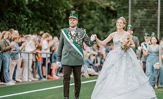 Königspaar Markus Amedick und Carolin Schreckenberg in einem eleganten Festkleid bildet den Mittelpunkt des Festzuges. - Julian Vercrüße Königspaar Markus Amedick und Carolin Schreckenberg in einem eleganten Festkleid bildet den Mittelpunkt des Festzuges. - Julian Vercrüße