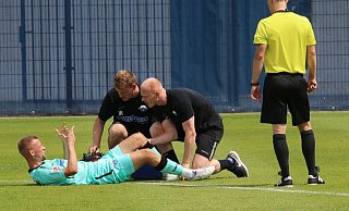 Die SCP-Physiotherapeuten Robert Wezorke und Jakob Haunerland kümmern sich beim Testspiel gegen Verl um den verletzten Sebastian Klaas, der sich einen Kreuzbandriss zugezogen hat. - Jochem Schulze Die SCP-Physiotherapeuten Robert Wezorke und Jakob Haunerland kümmern sich beim Testspiel gegen Verl um den verletzten Sebastian Klaas, der sich einen Kreuzbandriss zugezogen hat. - Jochem Schulze