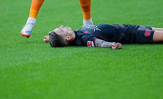 Bayer Leverkusens Kapitän Alejandro Grimaldo liegt nach einem Zusammenprall mit dem eigenen Mann benommen auf dem Boden. - Rolf Vennenbernd/dpa Bayer Leverkusens Kapitän Alejandro Grimaldo liegt nach einem Zusammenprall mit dem eigenen Mann benommen auf dem Boden. - Rolf Vennenbernd/dpa