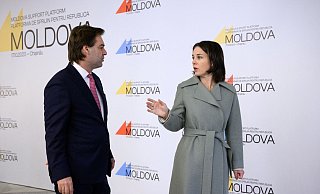 Außenministerin Annalena Baerbock und ihr Amtskollege aus der Republik Moldau, Nicu Popescu, bei der Konferenz der Moldau-Unterstützungsplattform im Palast der Republik in Chisinau. - Bernd von Jutrczenka/dpa Außenministerin Annalena Baerbock und ihr Amtskollege aus der Republik Moldau, Nicu Popescu, bei der Konferenz der Moldau-Unterstützungsplattform im Palast der Republik in Chisinau. - Bernd von Jutrczenka/dpa