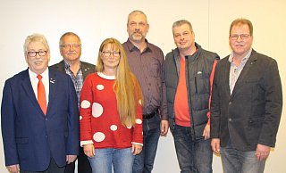 Paul Arens (v. l.), Vorsitzender des SPD-Stadtverband, Ratsfraktionsvorsitzender Manfred Feierabend, Kreistagsmitglied Dorit Flore, Kandidatenvorschlag Mario Schmidt, Christian Schumacher, Vorsitzender des SPD-Ortsvereins in Peckelsheim, und Guido Gell, Vorsitzender des Ortsvereins in Willebadessen. Foto: SPD Willebadessen - SPD Willebadessen Paul Arens (v. l.), Vorsitzender des SPD-Stadtverband, Ratsfraktionsvorsitzender Manfred Feierabend, Kreistagsmitglied Dorit Flore, Kandidatenvorschlag Mario Schmidt, Christian Schumacher, Vorsitzender des SPD-Ortsvereins in Peckelsheim, und Guido Gell, Vorsitzender des Ortsvereins in Willebadessen. Foto: SPD Willebadessen - SPD Willebadessen
