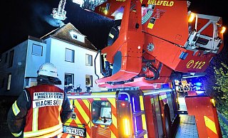 Die Feuerwehr eilte mit rund 30 Brandbekämpfern zu dem Kaminbrand am Werraweg. Bei dem hier abgebildeten Einsatz war sogar die Drehleiter im Einsatz. Am Werraweg reichte der Zugriff über eine Kaminklappe. - Symbolfoto: Barbara Franke Die Feuerwehr eilte mit rund 30 Brandbekämpfern zu dem Kaminbrand am Werraweg. Bei dem hier abgebildeten Einsatz war sogar die Drehleiter im Einsatz. Am Werraweg reichte der Zugriff über eine Kaminklappe. - Symbolfoto: Barbara Franke