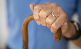 Darf die Rentnerin in ihrer Wohnung bleiben? Mit dieser Frage beschäftigte sich nun ein Bielefelder Gericht. - imago images/photothek Darf die Rentnerin in ihrer Wohnung bleiben? Mit dieser Frage beschäftigte sich nun ein Bielefelder Gericht. - imago images/photothek
