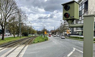 Wer vom Rotlichtblitzer am Adenauerplatz erfasst wird, für den ist wichtig, wie lange die Ampel schon Rot zeigte. Ein Gutachter wirft der Stadt nun vor, diese Zeit falsch zu berechnen. - Jens Reichenbach Wer vom Rotlichtblitzer am Adenauerplatz erfasst wird, für den ist wichtig, wie lange die Ampel schon Rot zeigte. Ein Gutachter wirft der Stadt nun vor, diese Zeit falsch zu berechnen. - Jens Reichenbach