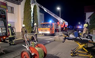 Über die Drehleiter kontrollierten die Einsatzkräfte das ausgebaute Dachgeschoss eines Wohnhauses am Schloss Neuhäuser Hubertusweg, nachdem ein Trupp mit Kleinlöschgeräten das brennende Sofa gelöscht hatten. - Ralph Meyer Über die Drehleiter kontrollierten die Einsatzkräfte das ausgebaute Dachgeschoss eines Wohnhauses am Schloss Neuhäuser Hubertusweg, nachdem ein Trupp mit Kleinlöschgeräten das brennende Sofa gelöscht hatten. - Ralph Meyer