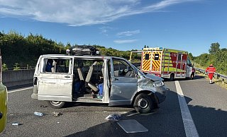Ein Kleinbus mit neun Insassen hat sich am Montagabend auf der A30 mehrfach überschlagen. - Feuerwehr Bad Oeynhasuen Ein Kleinbus mit neun Insassen hat sich am Montagabend auf der A30 mehrfach überschlagen. - Feuerwehr Bad Oeynhasuen