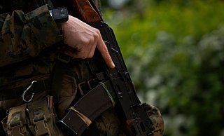Abzugsfinger in der Sicherheitsstellung: Nach dem russischen Einmarsch kämpfen auch Ausländer auf der Seite der ukrainischen Armee. (Symbolbild). - Foto: Daniel Carde/ZUMA/dpa Abzugsfinger in der Sicherheitsstellung: Nach dem russischen Einmarsch kämpfen auch Ausländer auf der Seite der ukrainischen Armee. (Symbolbild). - Foto: Daniel Carde/ZUMA/dpa