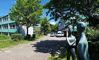 Seit Mittwoch wird die Realschule Nieheim für die weiteren Bauarbeiten eingerüstet. Die Fahrstühle werden auf der Rückseite im Innenhof angebaut. - David Schellenberg Seit Mittwoch wird die Realschule Nieheim für die weiteren Bauarbeiten eingerüstet. Die Fahrstühle werden auf der Rückseite im Innenhof angebaut. - David Schellenberg