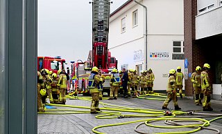 Rund 90 Feuerwehrleute waren beim Brand in den Kellerräumen im Einsatz. - Ralph Meyer Rund 90 Feuerwehrleute waren beim Brand in den Kellerräumen im Einsatz. - Ralph Meyer