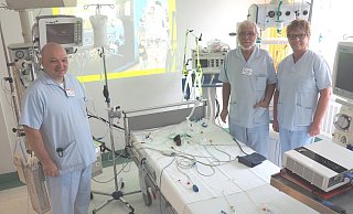 Intensivraum: Eine für Laien unüberschaubare Technik beherrschen Martin Franke (v. l.), Hans-Dieter Wünsche und Sabine Kleine. - Josef Köhne Intensivraum: Eine für Laien unüberschaubare Technik beherrschen Martin Franke (v. l.), Hans-Dieter Wünsche und Sabine Kleine. - Josef Köhne